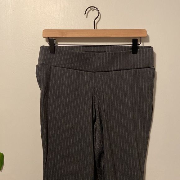Torrid Gray with White Pinstripes Elastic Waist Capri Casual Pants Size 00 - Picture 2 of 7